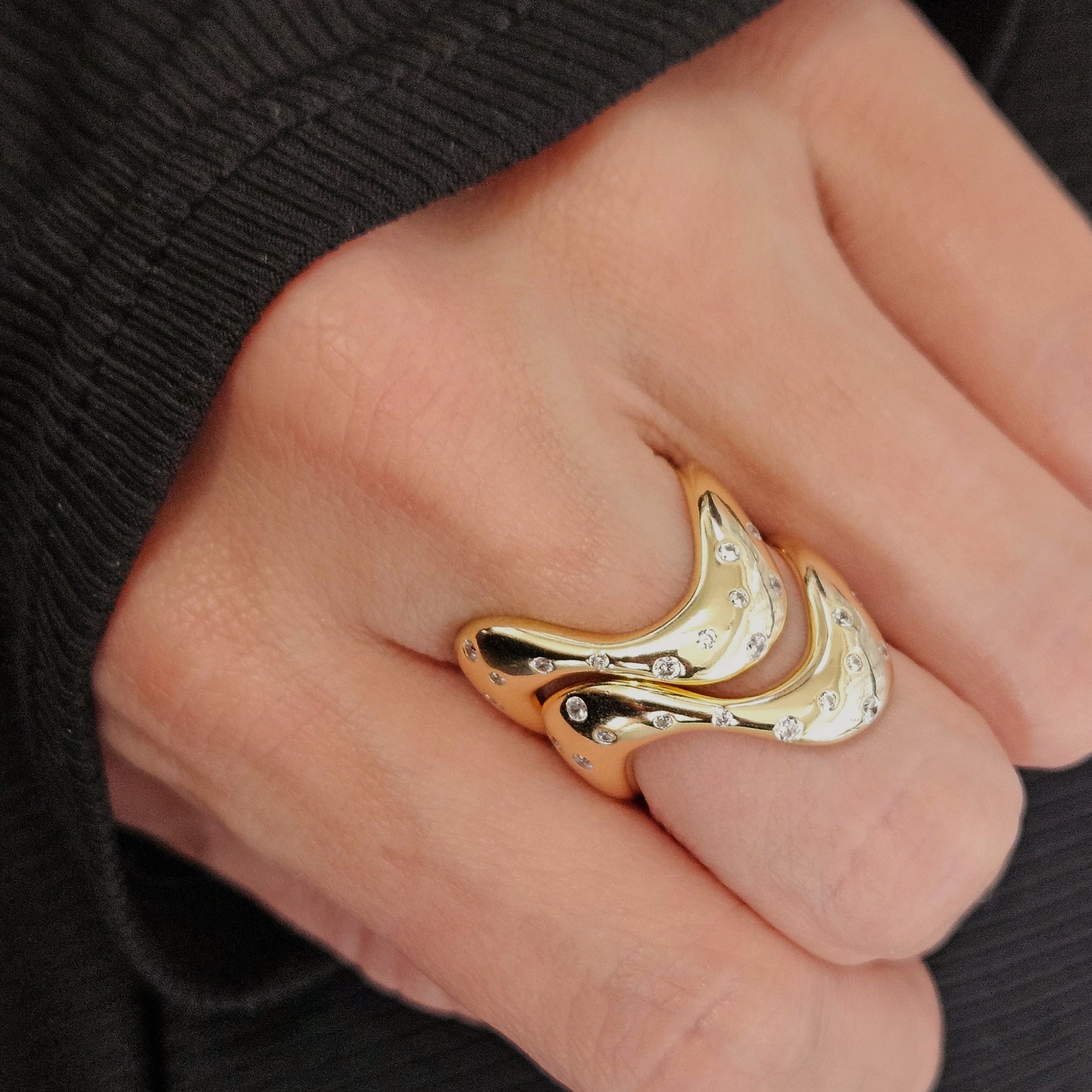 wavy gold ring 18k with splash cz